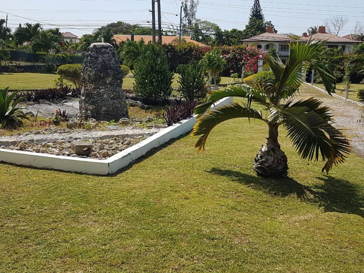 Ancella'S Garden Apartment-Beach-5Min Drive, 1 Hr Montego Bay, 25 Mins Ocho Rios, Continental Breakfast ランアウェイ・ベイ エクステリア 写真